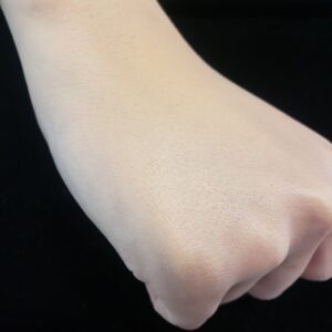 AQクッションファンデ351のツヤ感です。②