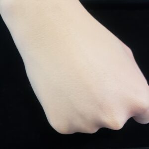 AQクッションファンデ351のツヤ感です。