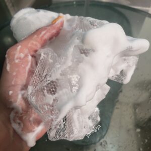 シャカシャカシャカ・・・コンフォートストレッチィウォッシュを泡立てています｜化粧品専門店柳屋